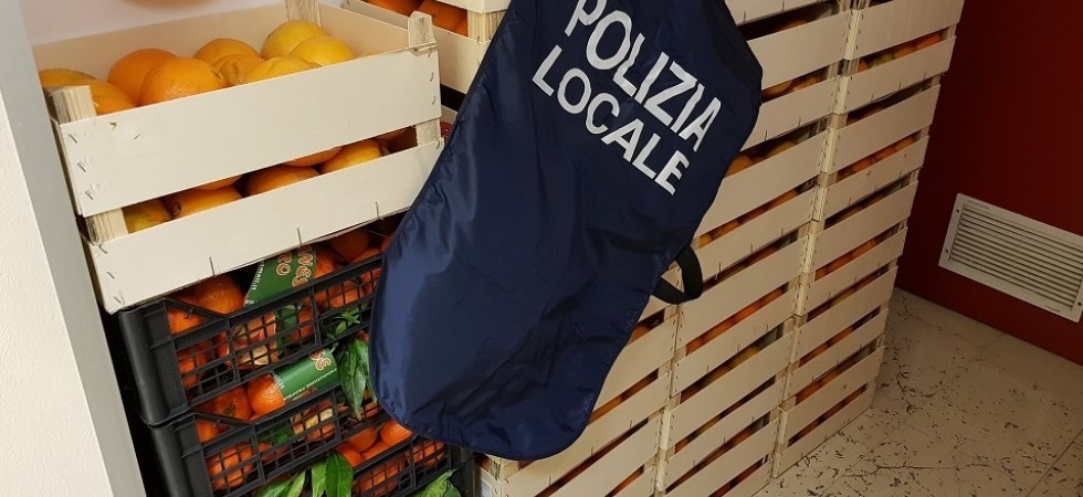 Sequestrate 26 cassette di arance e clementine, la Polizia le consegna alle famiglie in difficoltà