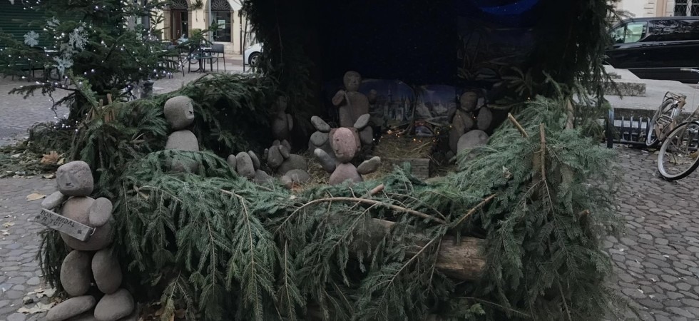 Vandali a Trento, distrutto il presepe in sasso di piazza Vittoria