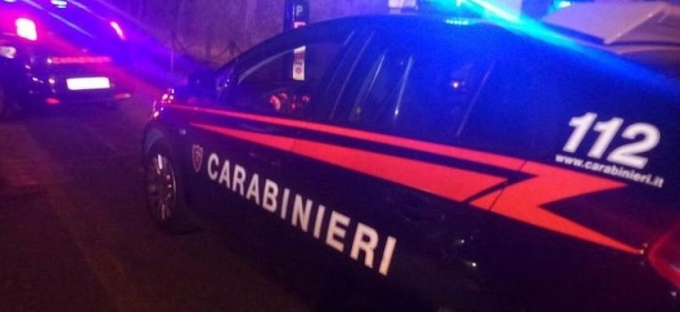 Ubriaco aggredisce la barista che è l'ex moglie e poi si scaglia contro i carabinieri