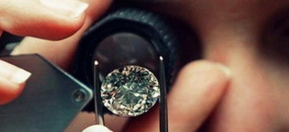 Spaccia per diamante una pietra di poco valore, truffato un negozio a Trento