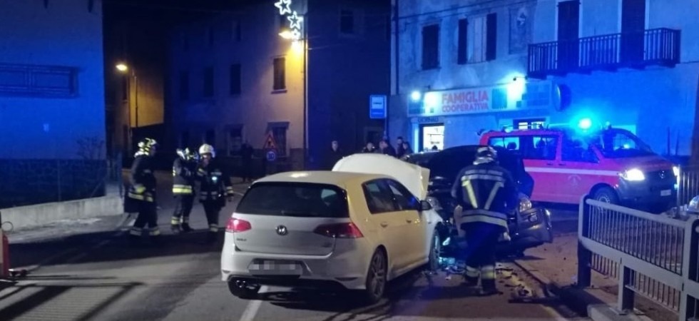 Frontale tra due auto a Iavrè, una persona trasportata in ospedale