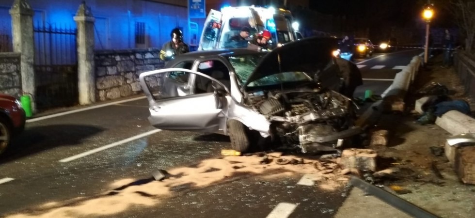 Paura a Trento, 24enne esce di strada e abbatte i blocchi di cemento