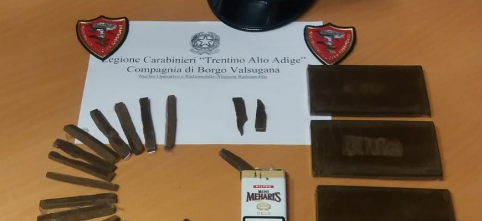 Due uomini arrestati per spaccio, in macchina avevano 3 etti di hashish