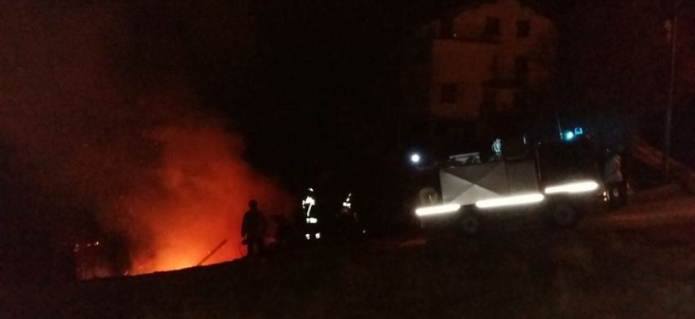 Incendio a una legnaia. E' il secondo in pochi giorni, il sindaco: Sono preoccupato, non si esclude il dolo''