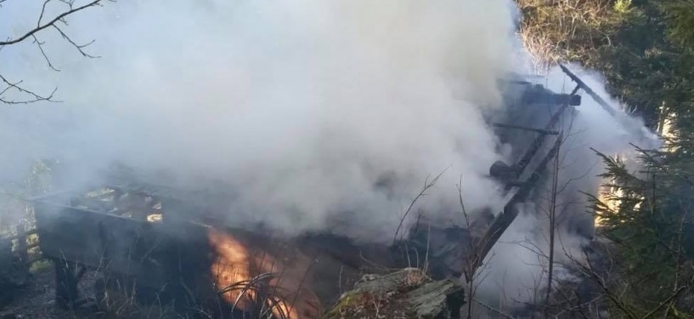 In fiamme una malga, cento vigili del fuoco in azione per spegnere l'incendio