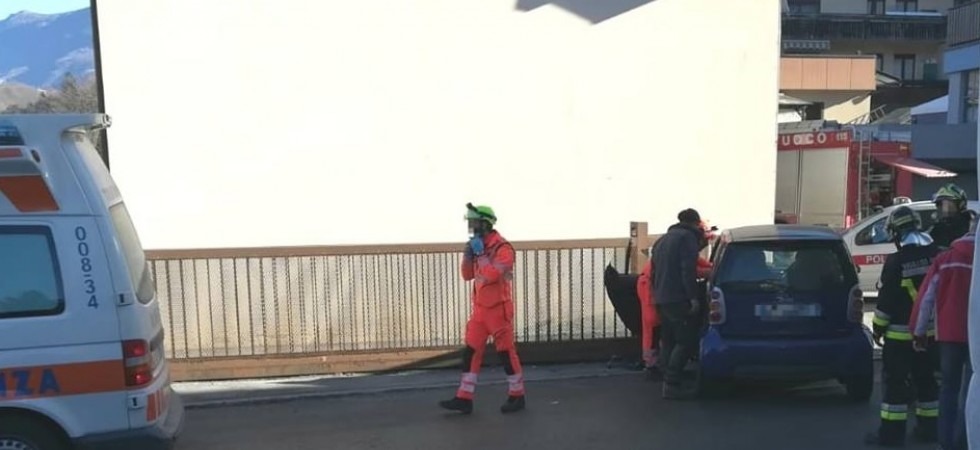 Finiscono con la smart contro un cancello, due anziani trasportati in ospedale