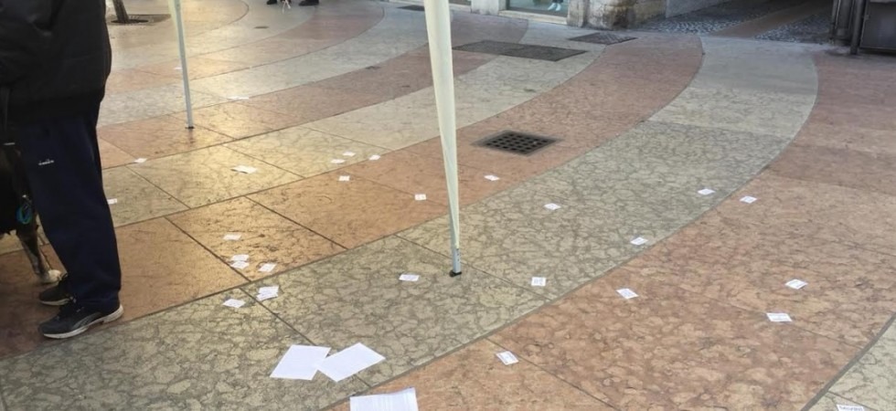 Tensione in piazza Pasi, preso di mira il gazebo della Lega: Salvini Boia''
