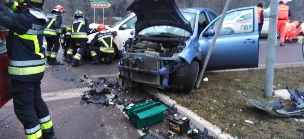Scontro frontale sulla SP 232, pezzi d'auto su tutta la carreggiata