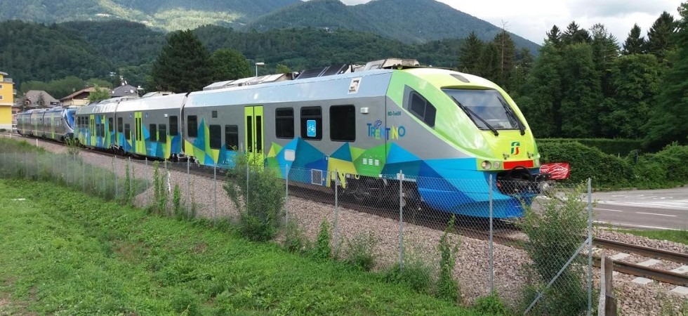 Nuova grafica per i treni sulla Valsugana e viaggi gratis per le gite per 45 mila studenti con abbonamento