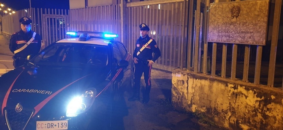 Colpisce il fratello alla gola con un coltello da caccia, salvato dal collo del giaccone e del maglione
