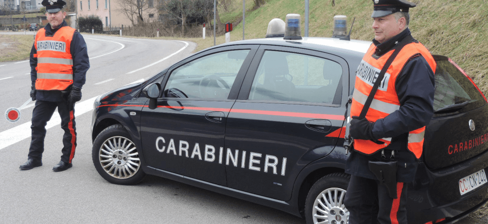 Notte di follia per un 35enne, parcheggia male e si ubriaca, poi aggredisce i carabinieri