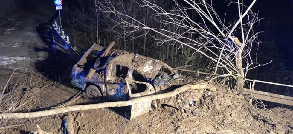 Un'auto è stata travolta da una frana, paura per una persona bloccata all'interno