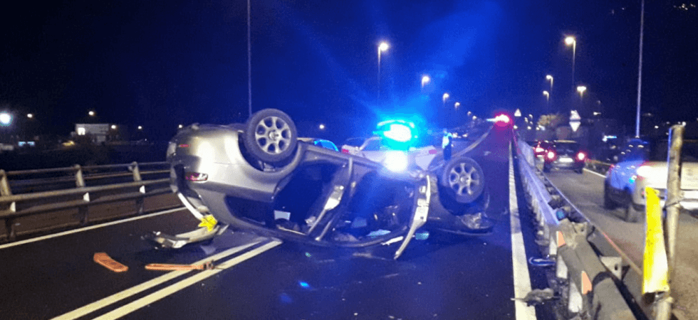 Inforca il guardrail e si ribalta al Ponte di Ravina