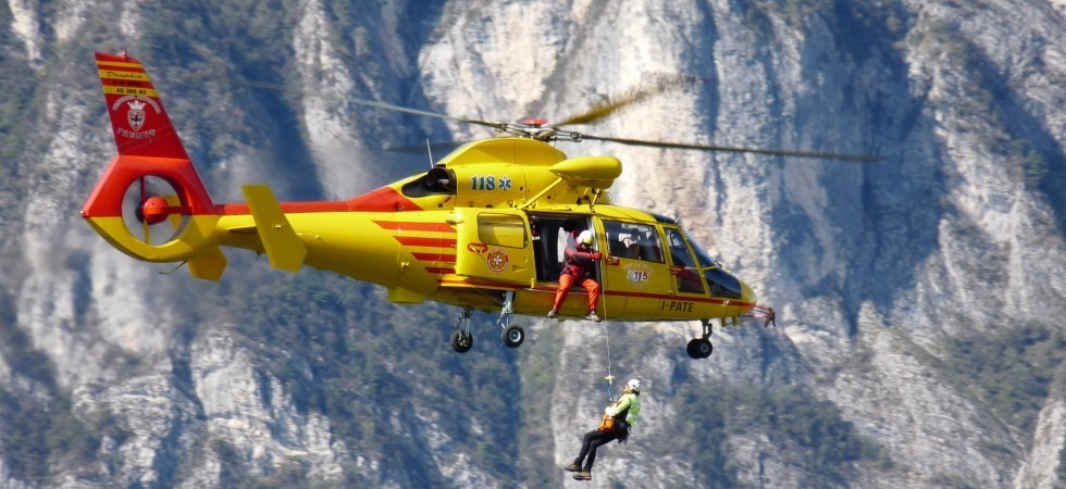 Dramma in quota: la mamma inciampa e muore sotto gli occhi del marito e dei figli