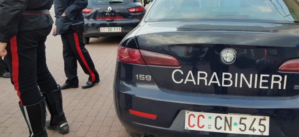 Si aggirava fuori dal liceo con dell'hashish