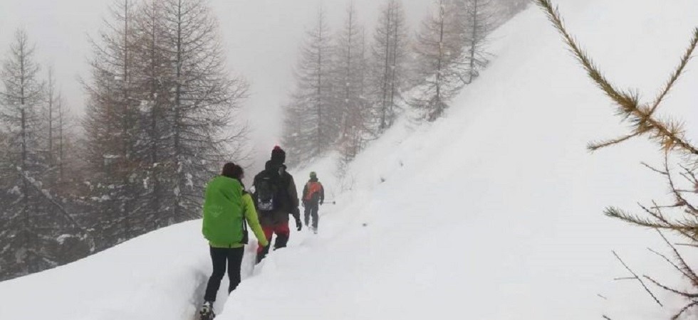 Una famiglia in ciaspole bloccata sopra un canalone, il Soccorso alpino scava e spiana il percorso per salvarli