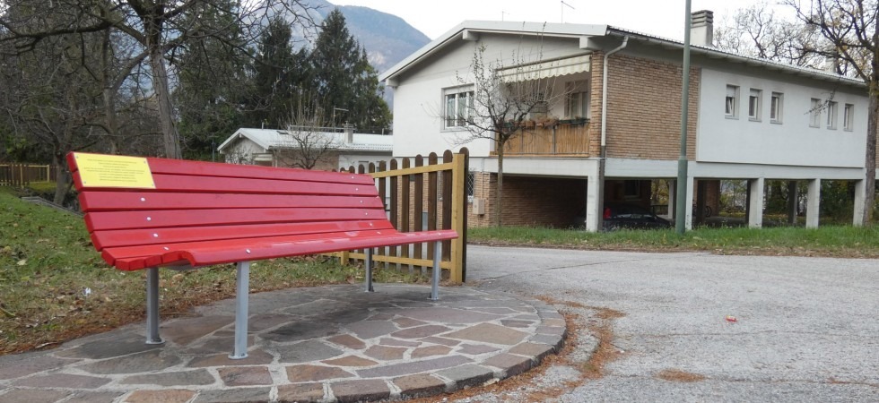 Al Villaggio Sos una panchina rossa per ricordare le donne vittime di femminicidio, a cui è stato rubato un posto nel mondo