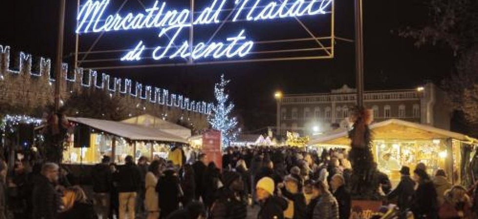 Foto di Romano Magrone Notte bianca invernale, festa a metà, tanta gente ma quasi tutte le serrande dei negozi abbassate