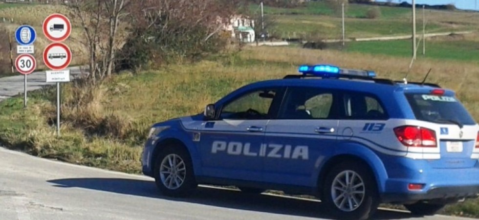 Rubano una Fiat Punto e cercano di seminare la polizia, la corsa finisce ruote all'aria in un campo
