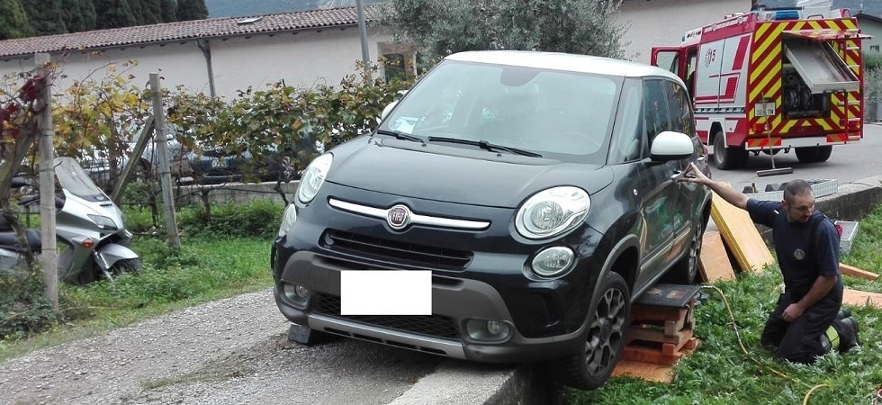 Esce di strada in auto e resta in bilico