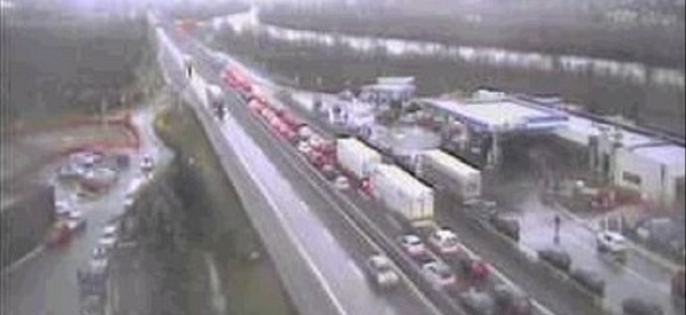 Tamponamento tra auto e autoarticolato in autostrada