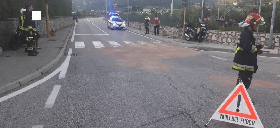 Paura a Povo, due moto si scontrano e i conducenti finiscono violentemente a terra