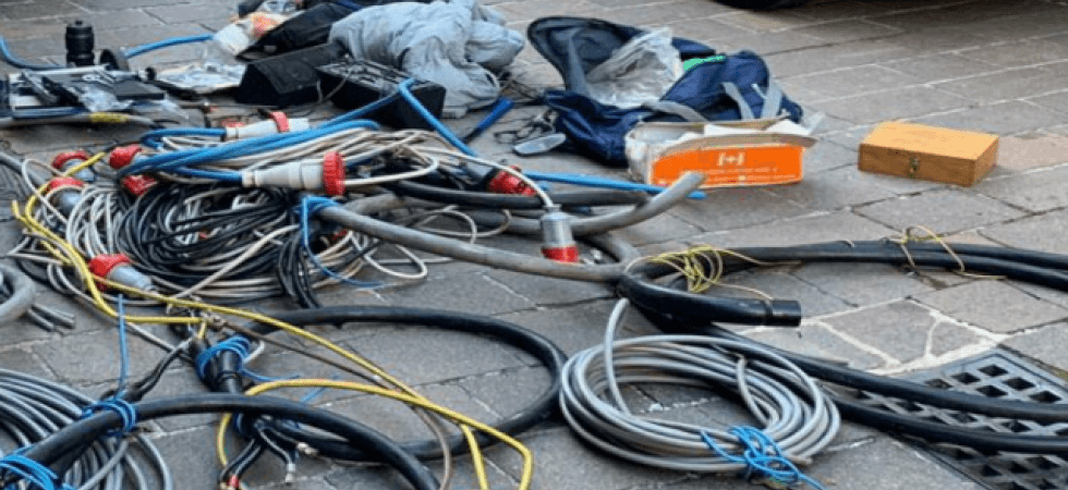 Lui stava uscendo dalla recinzione lei era seduta sul bagagliaio con la refurtiva