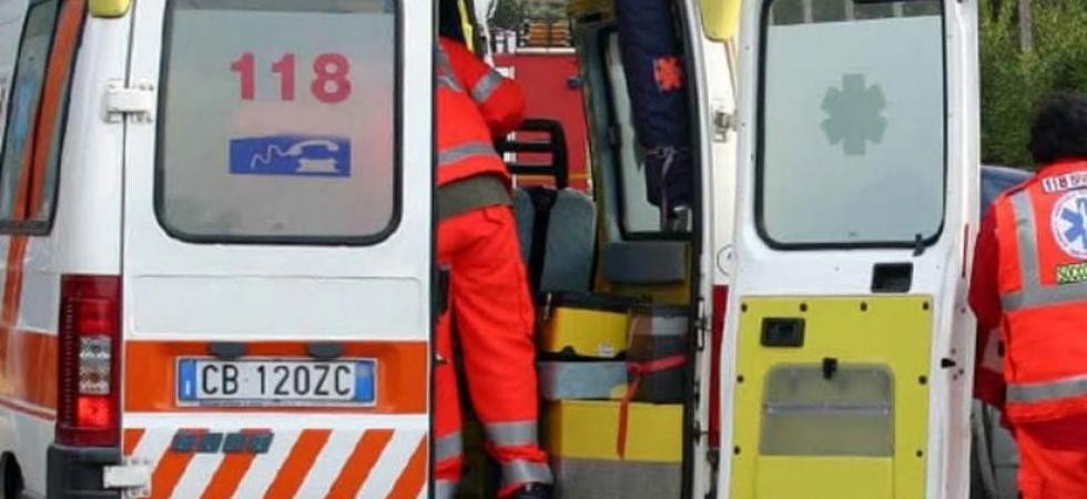 Tragedia sulla strada, terribile scontro auto-moto: muore un uomo, una donna elitrasferita in ospedale in gravi condizioni