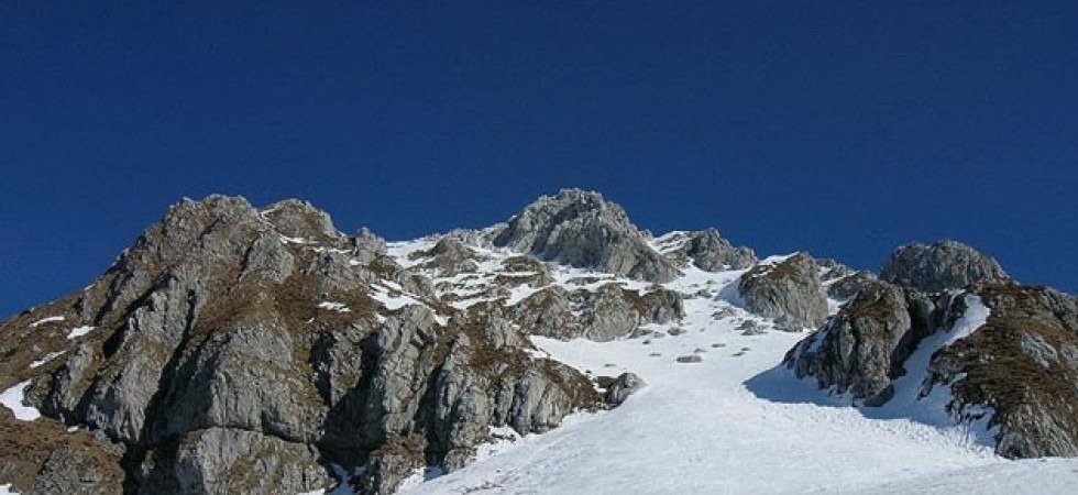 Colto dai crampi alle gambe mentre scende con ramponi e piccozza, escursionista recuperato con il verricello