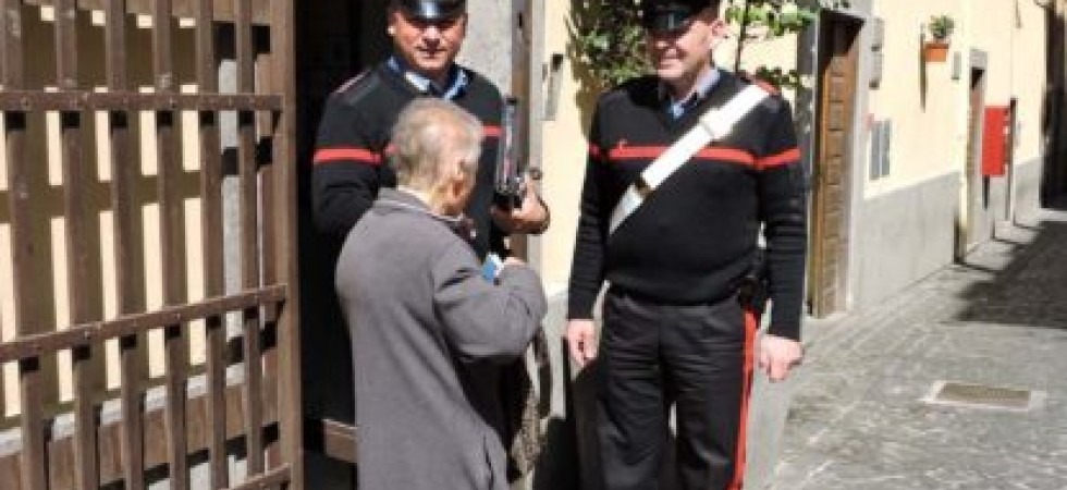 Stava camminando in mezzo alla strada in stato confusionale, salvata dai carabinieri