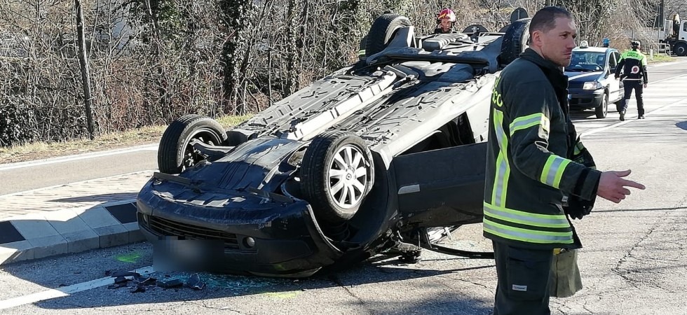 Schianto tra due automobili, una si cappotta e l'altra fugge