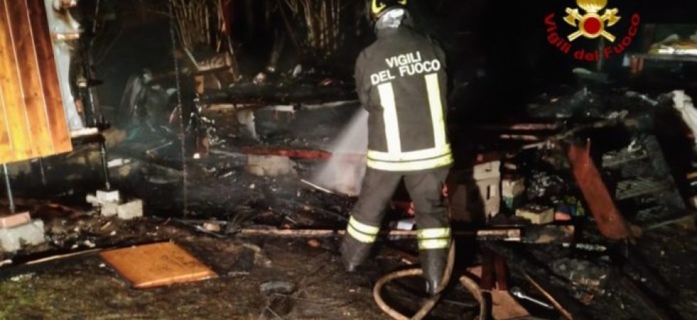 Le fiamme distruggono una roulotte con all'interno alcune bombole Gpl
