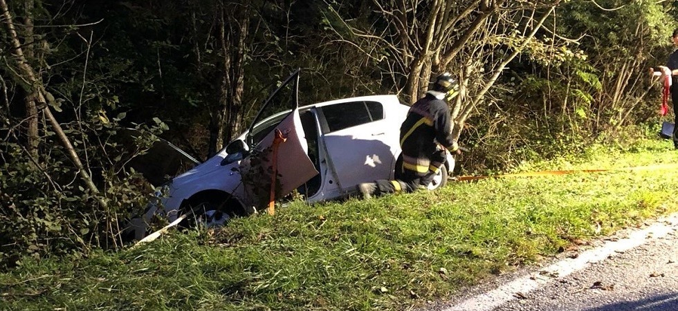 Perde il controllo dell'auto e finisce contro gli alberi, paura per un 52enne