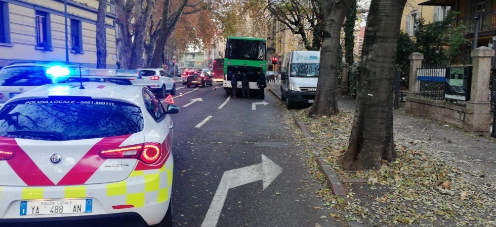 Pullman in panne in mezzo alla strada, traffico in tilt a Trento