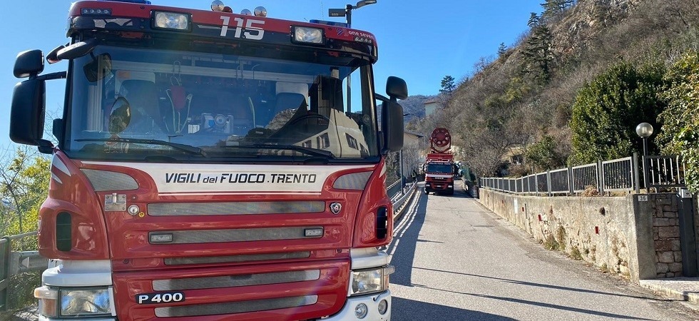 Lavorano per riparare la tubazione dell'acqua ma con lo scavatore rompono quella del gas metano, soccorsi in azione
