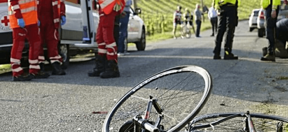 Lo scontro con l'auto è violentissimo, la bici si spezza