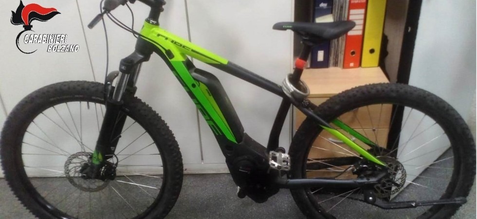 Gira con una e-bike rubata, ma il colore sgargiante richiama l'attenzione dei carabinieri
