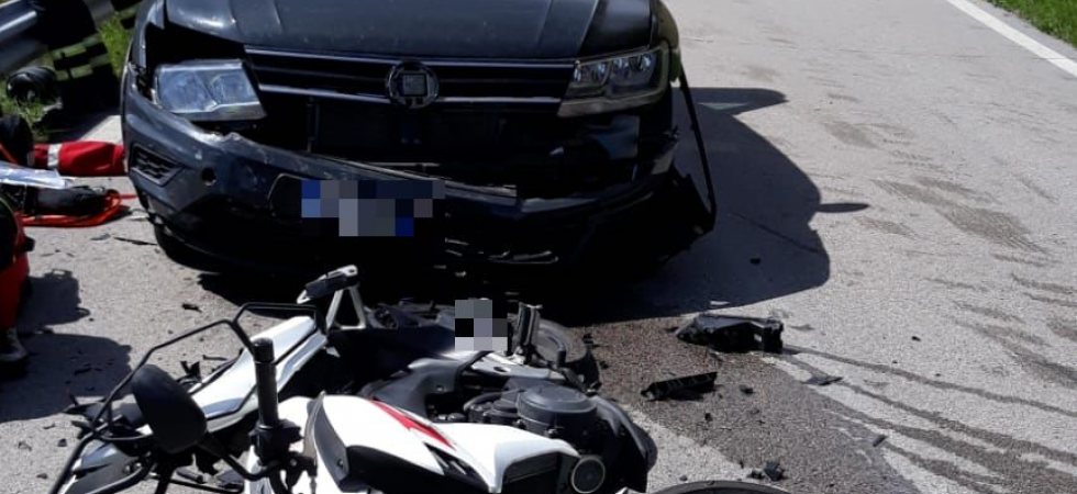 Centauro viene sbalzato dalla sella e precipita per 10 metri nella scarpata: scontro auto-moto