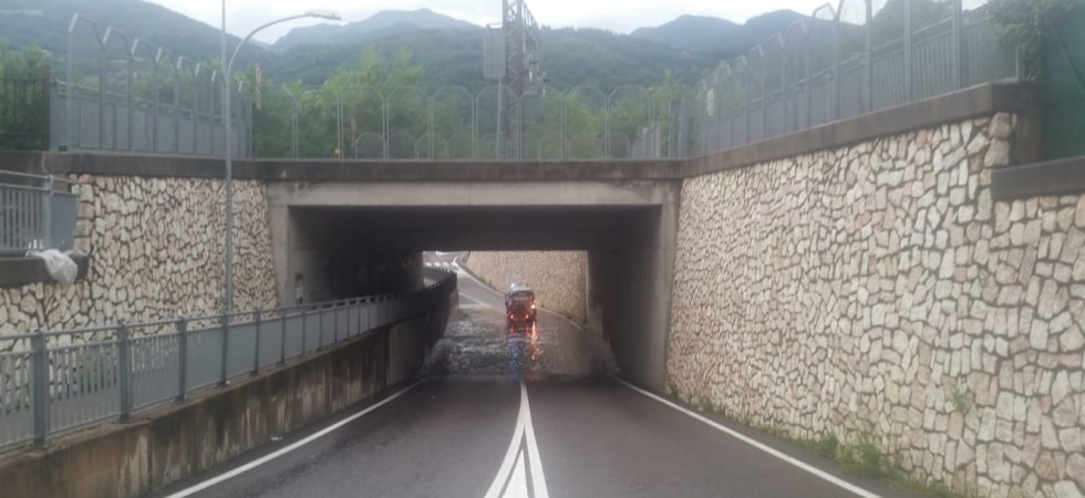 Tantissimi interventi dei vigili del fuoco, allagato il sottopasso ferroviario