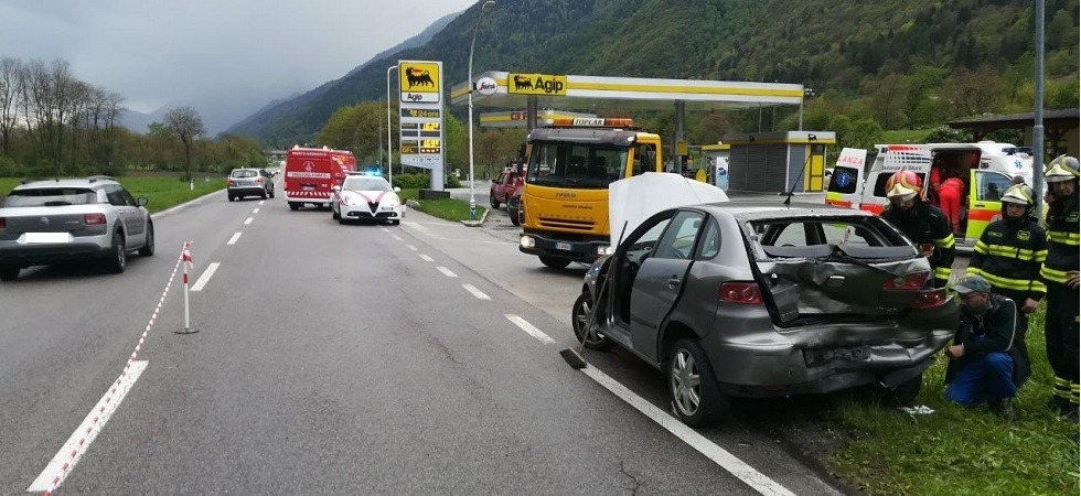Violento tamponamento in statale, disagi al traffico e auto distrutte