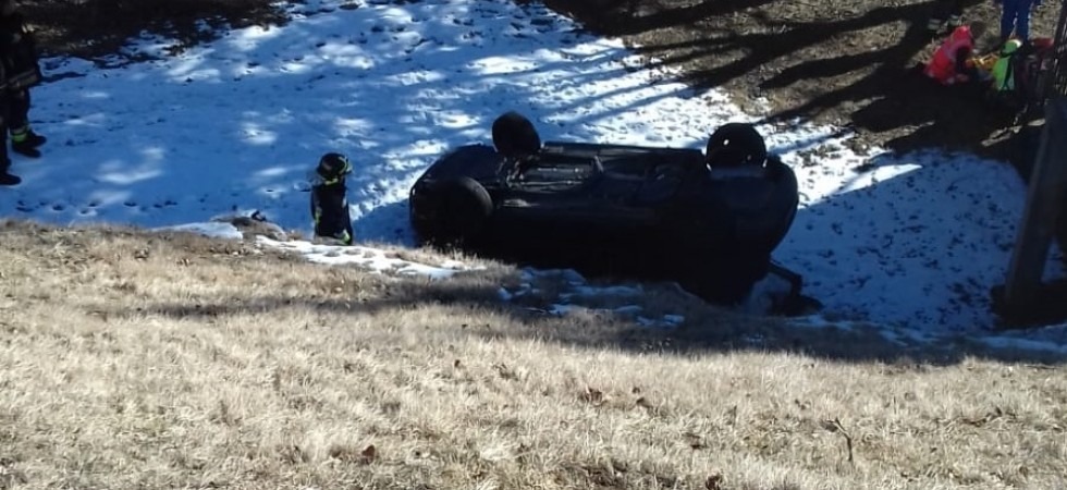 Auto esce di strada e si cappotta per una ventina di metri, 88enne in ospedale