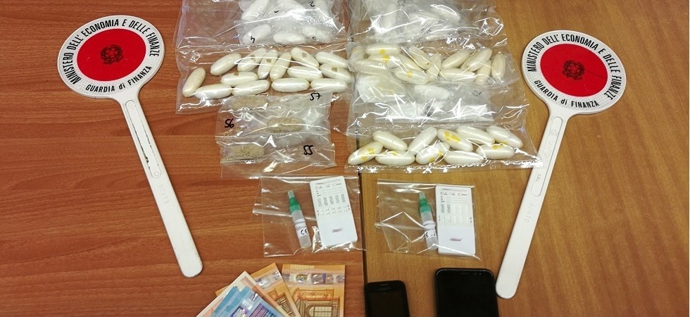 La fedina penale è pulita e accetta cibo e bevande dai finanziari per farla franca, ma nello stomaco ha 800 grammi di cocaina