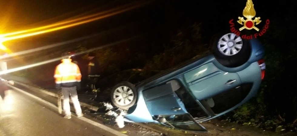 Sbanda, abbatte un palo della luce e si cappotta, paura per un 21enne nel bassanese