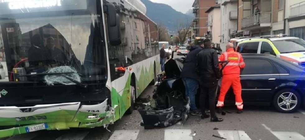 Imbocca la strada contromano e si schianta frontalmente contro un autobus, spaventoso incidente a Trento