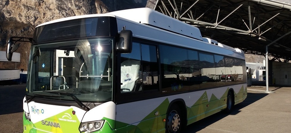 Serata di follia a Trento Nord, una jeep irrompe a velocità altissima nel piazzale di Trentino Trasporti e urta un lavoratore