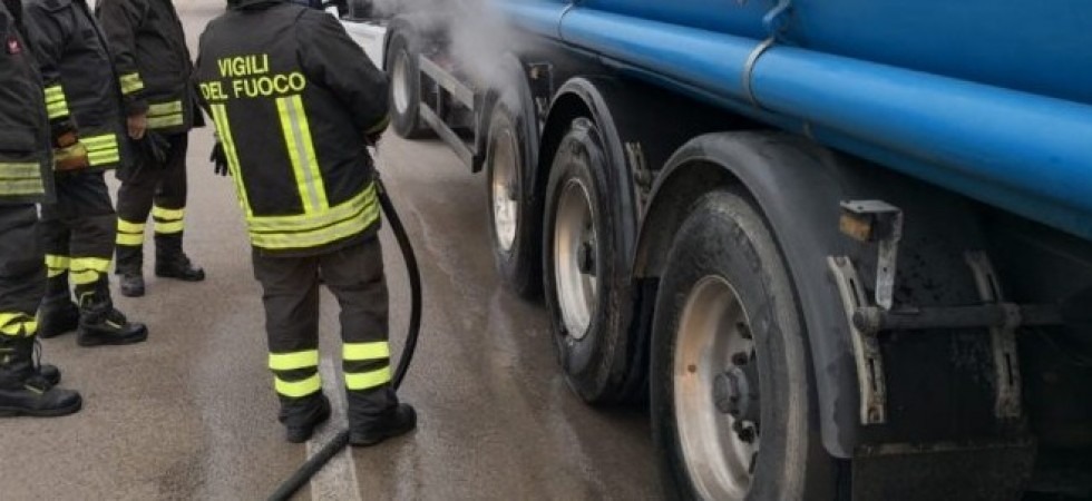 Paura in Valsugana, un'autocisterna finisce in fiamme e rischia di esplodere