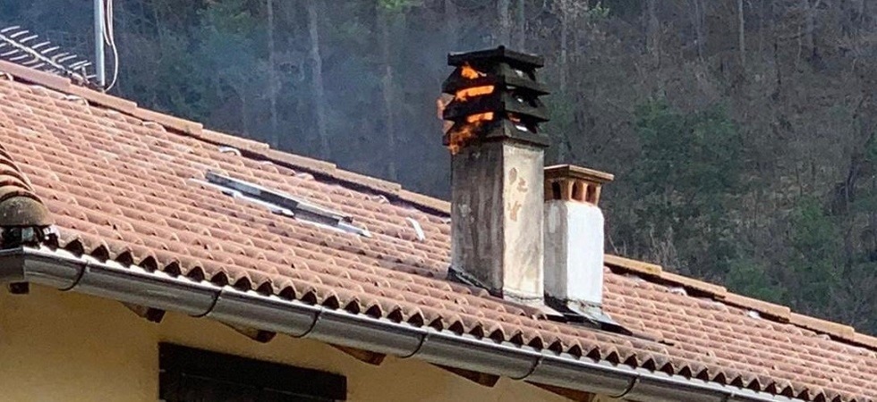 Una nube di fumo e poi il fuoco, un camino finisce avvolto dalle fiamme e pompieri in azione