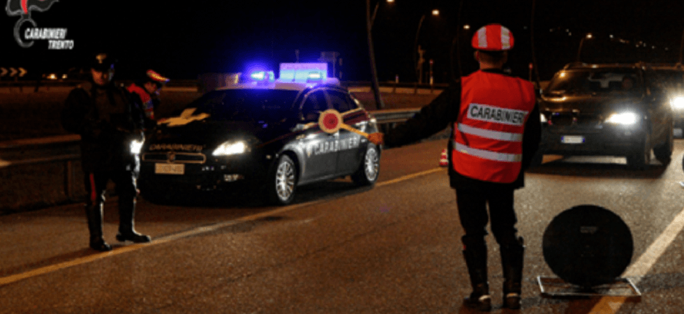 Esaltato dal rally, forza un posto di blocco a fari spenti e a tutta velocità