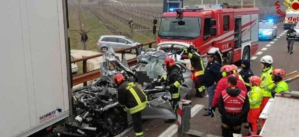 Dramma in A22, centra l'autoarticolato in sosta e si accartoccia sotto il cassone: morto un automobilista