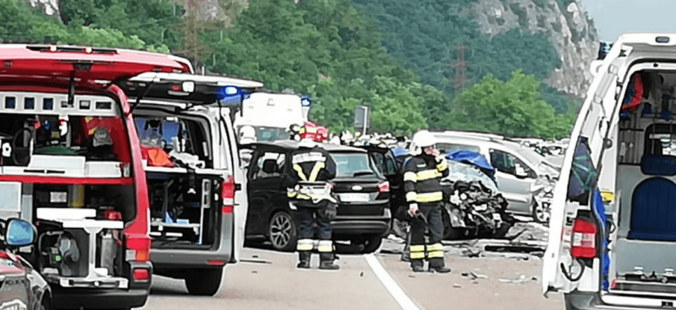Terribile frontale sulla provinciale, coinvolte tre auto: un morto e gravi feriti